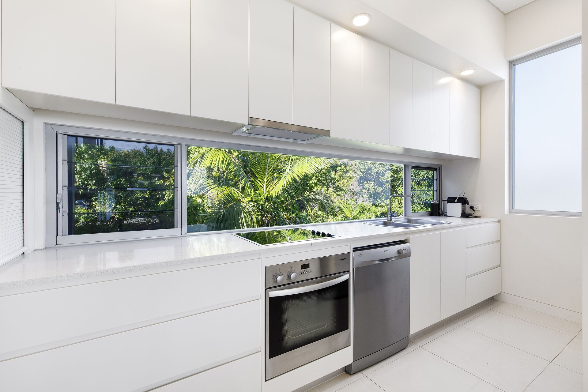 Deluxe Noosa penthouse with 5 star views — image 11