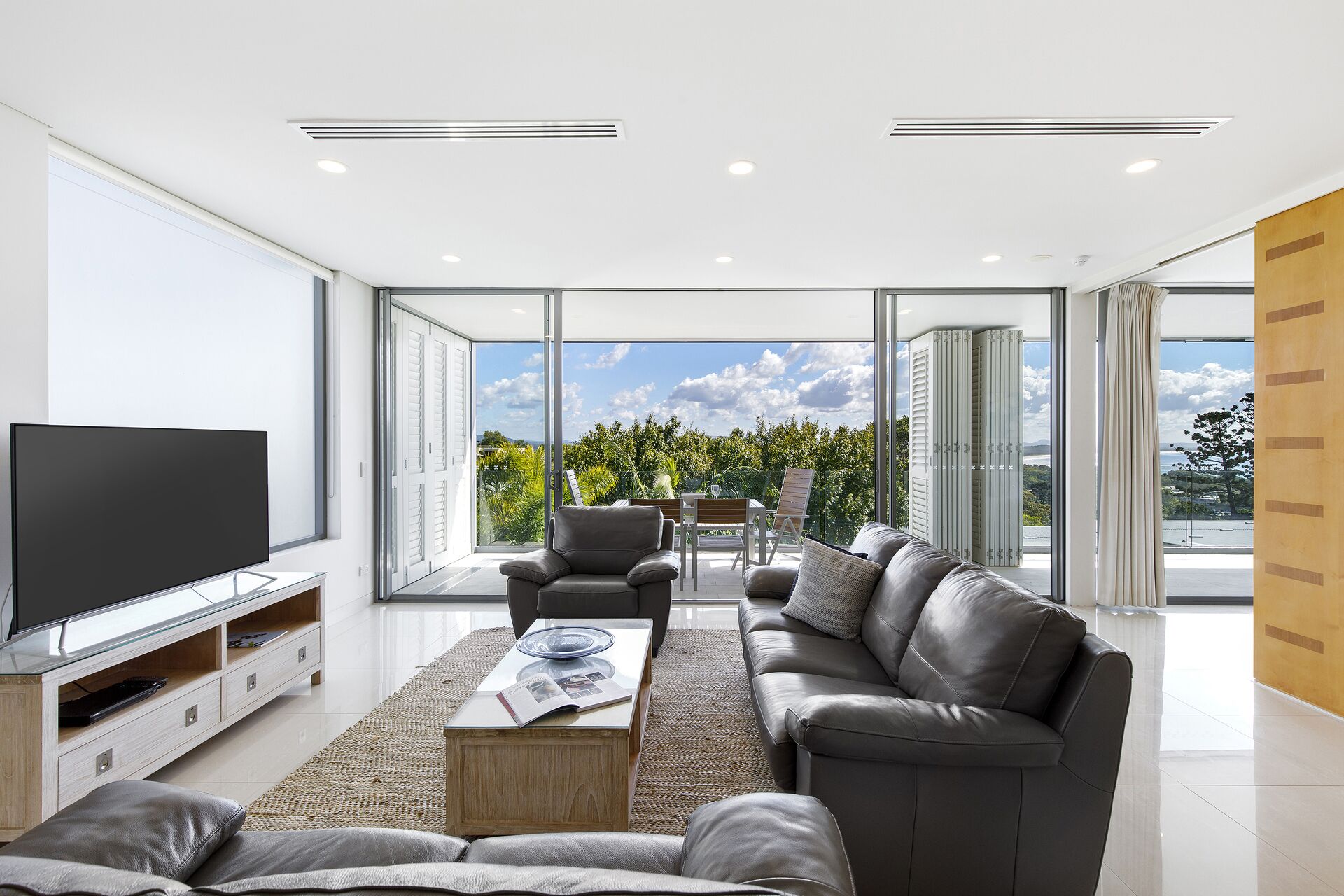 Deluxe Noosa penthouse with 5 star views — image 5