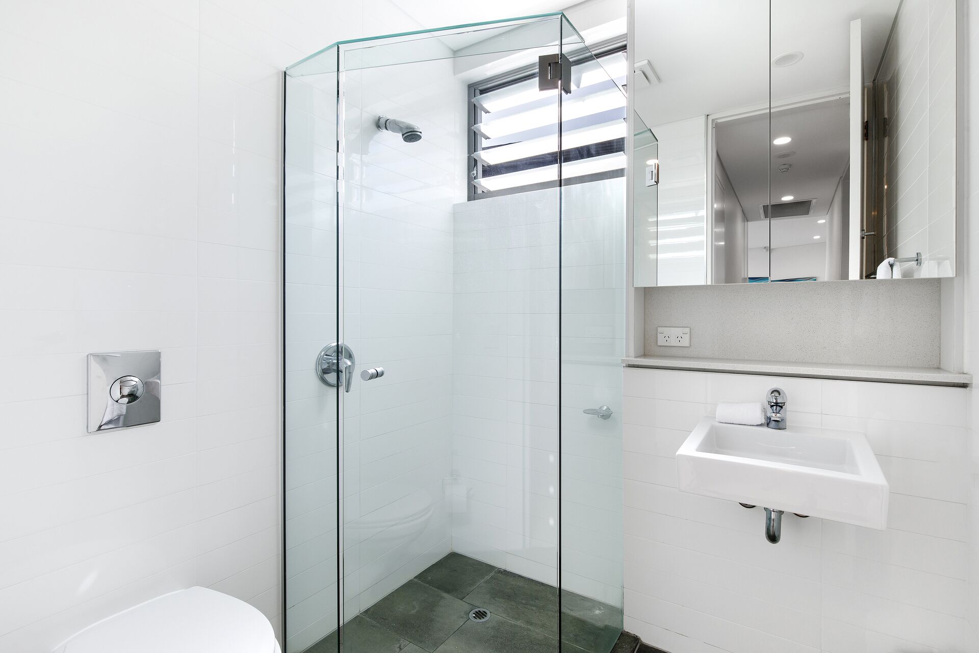 Deluxe Noosa penthouse with 5 star views — image 14