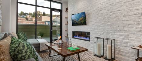 Televisión y chimenea