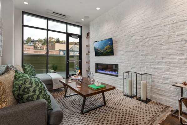 TV, fireplace