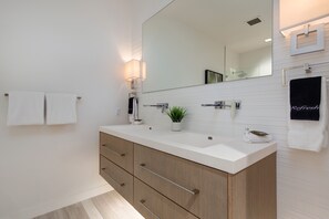 Ensemble douche/baignoire, sèche-cheveux, serviettes fournies