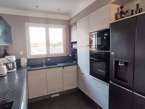 Kühlschrank, Mikrowelle, Geschirrspüler, Toaster