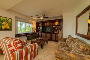 Smart TV, DVD player, books, stereo - Del Mar 4O 2 bdr Garden View in Los Suenos (Playa Herradura)