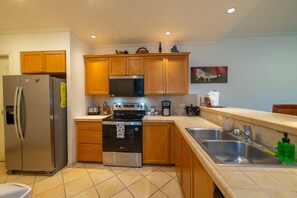 Fridge, microwave, oven, stovetop - Del Mar 4O 2 bdr Garden View in Los Suenos (Playa Herradura)