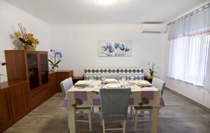 Dining - Holiday apartment with two bathrooms and two air conditioners (Murine)