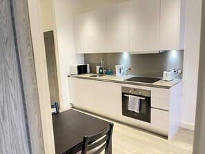 Fridge, microwave, oven, stovetop - Stunning 1-Bed Deluxe Apartment in Slough (Slough)