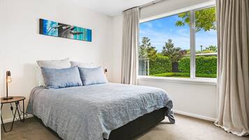 4 bedrooms, in-room safe, desk, iron/ironing board