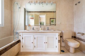 Badewanne, Haartrockner, Handtücher