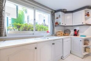 Køleskab, mikrobølgeovn, ovn, kogeplade