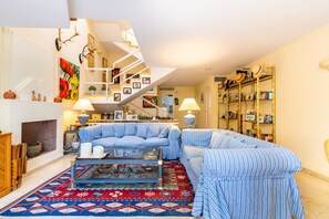 Télévision, cheminée, lecteur de DVD, chaîne hi-fi