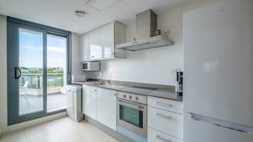 Frigorifero, microonde, forno, piano cottura