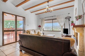 Télévision, cheminée, lecteur de DVD, chaîne hi-fi