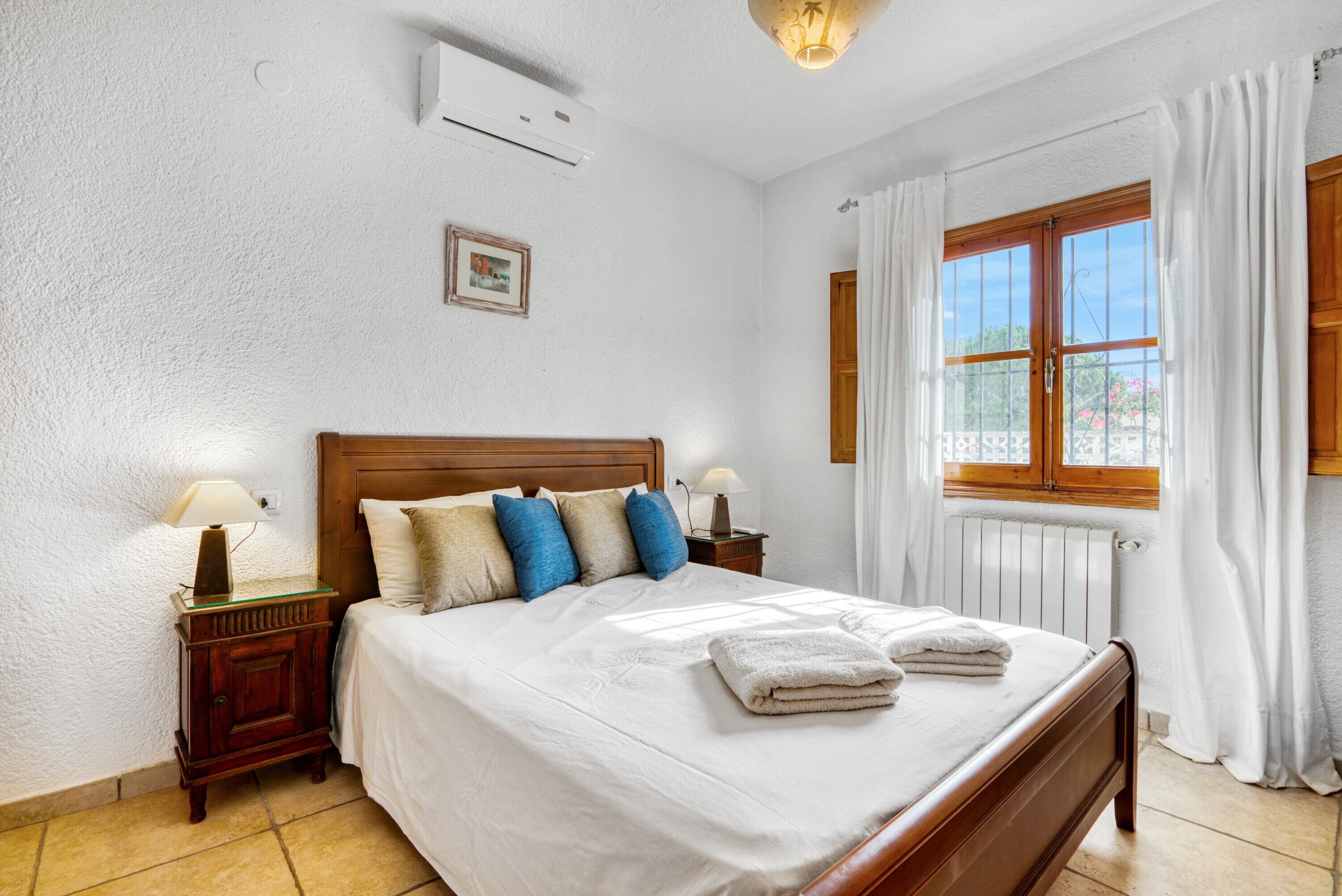 4 bedrooms, iron/ironing board, free WiFi, bed sheets