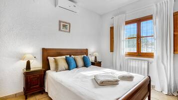 4 bedrooms, iron/ironing board, free WiFi, bed sheets