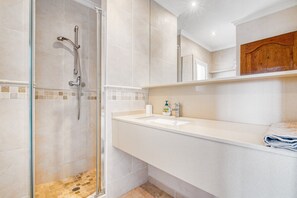 Dusche, kostenlose Toilettenartikel, Handtücher