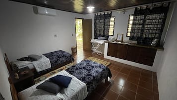 5 quartos, escrivaninha, ferros/tábuas de passar roupa