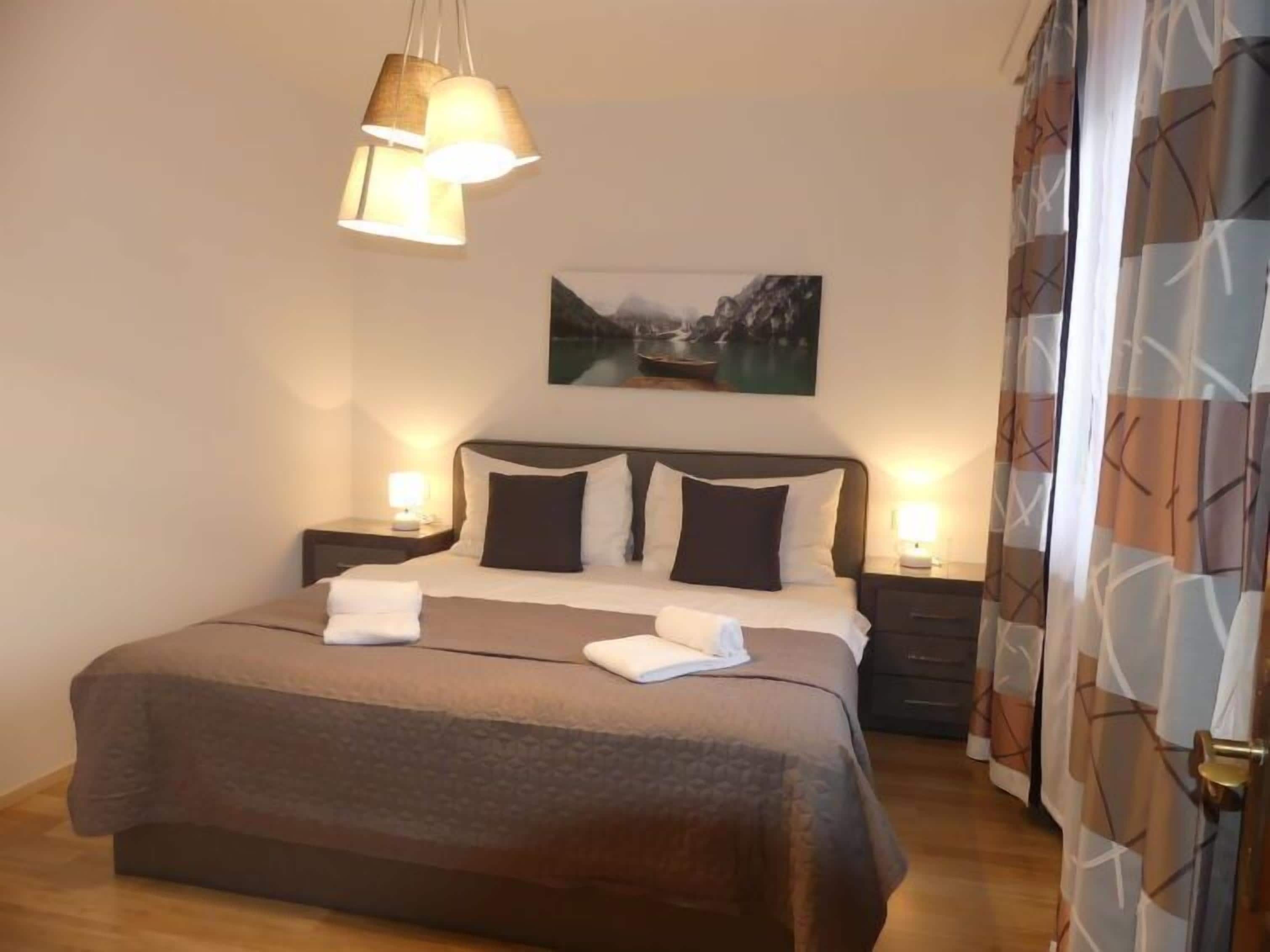 2 bedrooms, iron/ironing board, free Internet