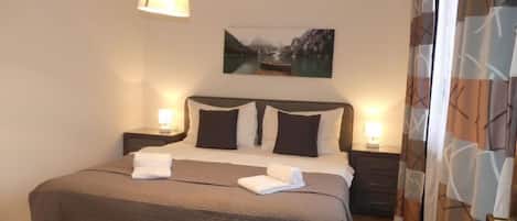 2 bedrooms, iron/ironing board, free internet