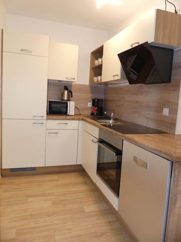 Kühlschrank, Mikrowelle, Ofen, Geschirrspüler