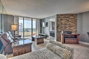 TV - Sleek Beachfront Getaway w/ Community Perks! (Daytona Beach Shores)