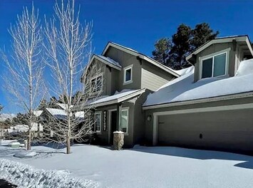 Foto av NEW HOME! 5BRms w Office, Hot Tub & Pool Table & Fire Pit 