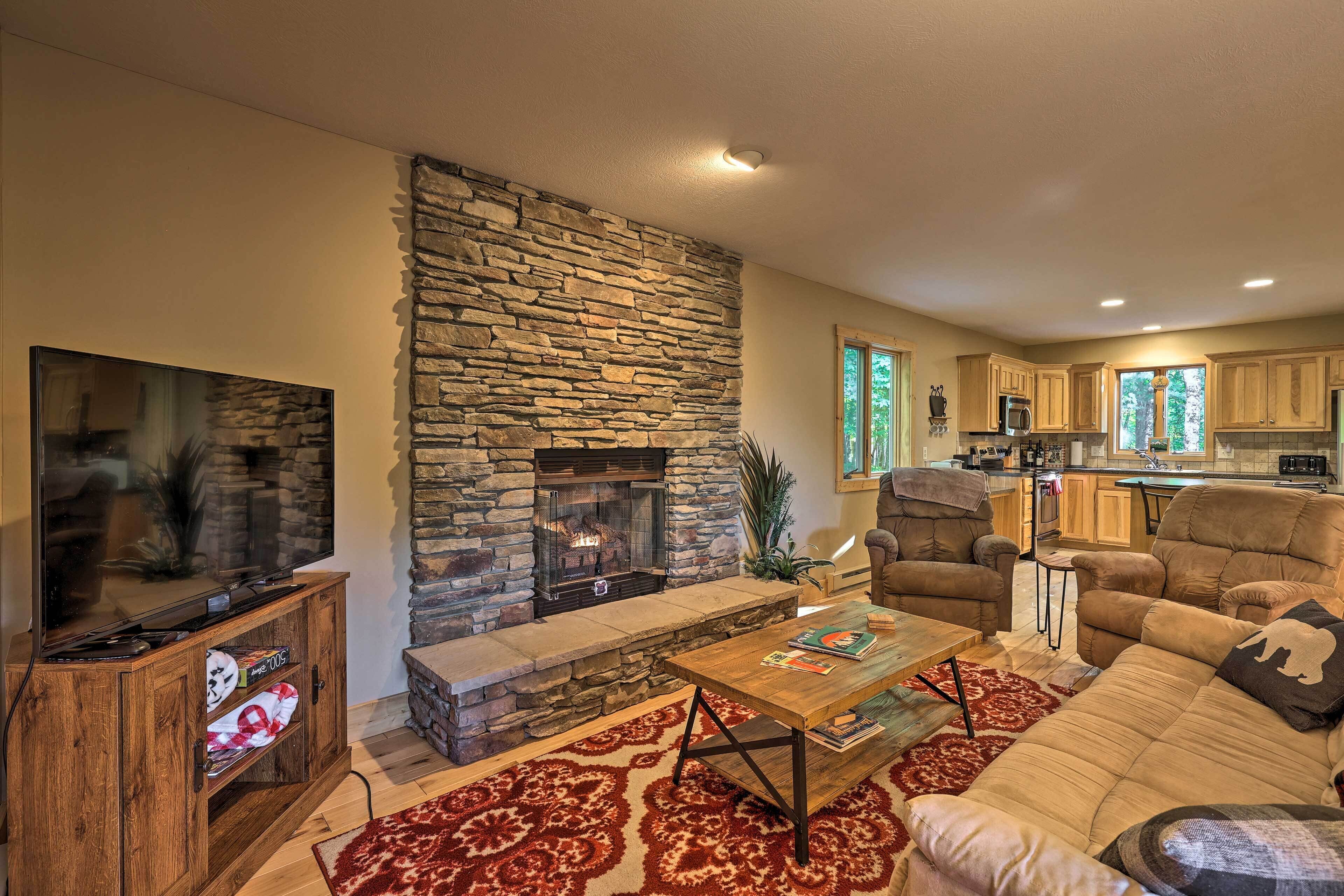 Updated Beech Mountain Home w\/ Deck & Grill!