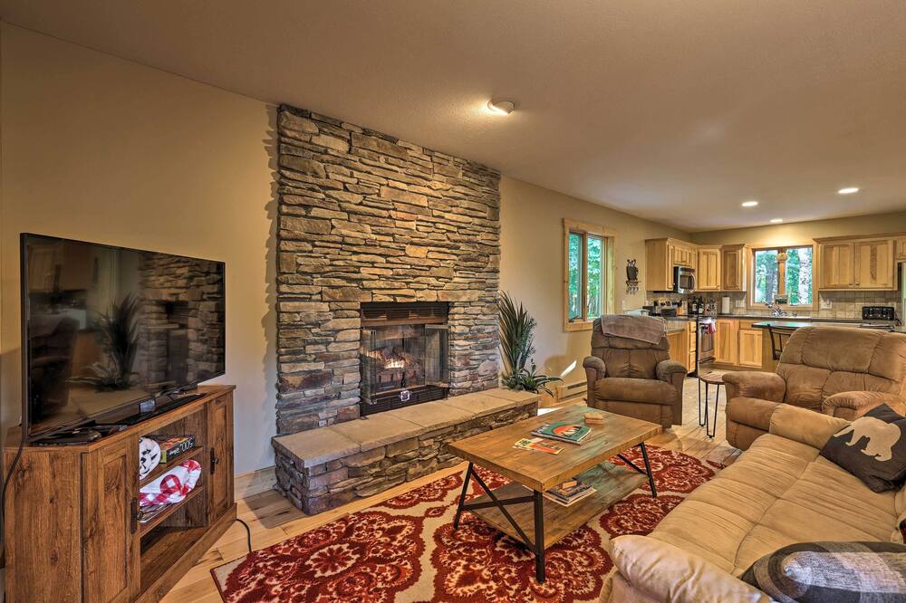 Updated Beech Mountain Home w\/ Deck & Grill!