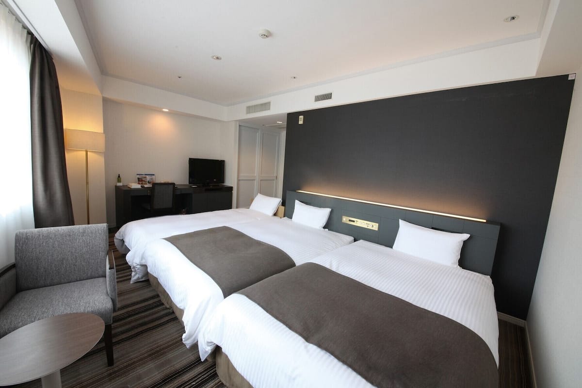 grand triple room, non smoking | 1 bedroom, down duvets, desk, free wifi