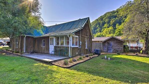 A rustic wooden house with a large porch, a covered patio, and a view of a forested hillside. - Cozy Damascus Home < 1 Mi to Appalachian Trl (Damascus)