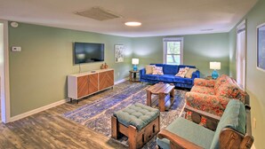 A living room with a blue sofa, a wooden coffee table, and a patterned rug. - Cozy Damascus Home < 1 Mi to Appalachian Trl (Damascus)