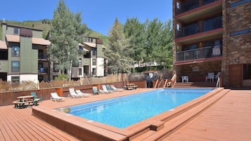 Piscina all'aperto, una piscina riscaldata