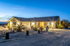 Exterior - LUXE - The Desert Sun - Amazing Private Villa with Beautiful 360 View & Hot Tub (Twentynine Palms)