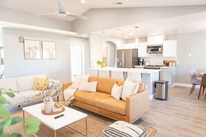 Älytelevisio, takka, pöytäjalkapallopöytä