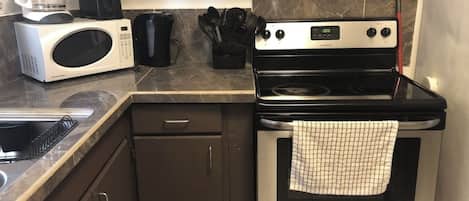 Refrigerador, microondas, horno y parrilla de estufa