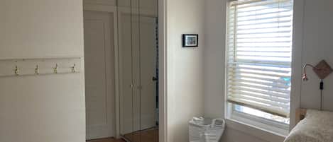 1 habitación, tabla de planchar con plancha, wifi gratis y ropa de cama