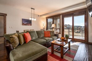 Smart TV, chimenea, futbolito y libros