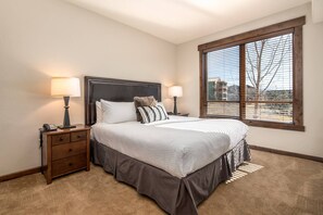 2 bedrooms, desk, Internet, bed sheets - Steps to Private Gondola-HeatedPool-3 HotTubs-Gym-TownShuttle-Garage-GameRoom-Fireplace-W/D-Elevator (Steamboat Springs)