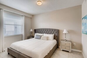 2 habitaciones, escritorio y tabla de planchar con plancha 