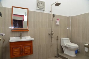 Chuveiro/banheira combinados, secador de cabelo, bidê, toalhas de banho