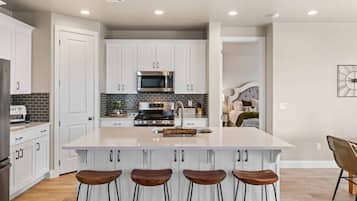 Townhouse, 4 kamar tidur | Dapur pribadi | Lemari es, oven, mesin pembuat kopi/teh, dan pemanggang roti