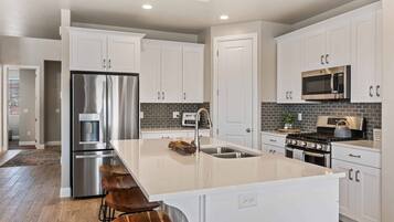 Townhome, 4 Bedrooms | Private kitchen