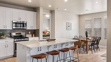 Townhouse, 4 kamar tidur | Dapur pribadi | Lemari es, oven, mesin pembuat kopi/teh, dan pemanggang roti