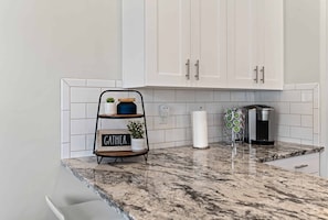 Refrigerador, horno, cafetera/tetera, tostadora