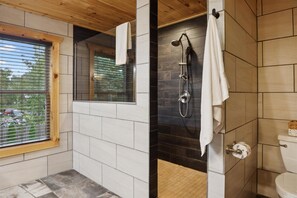 Combined shower/tub, hair dryer, towels