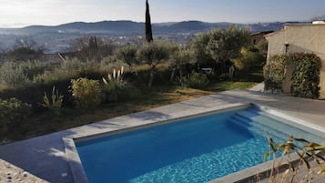 Een buitenzwembad en een verwarmd zwembad