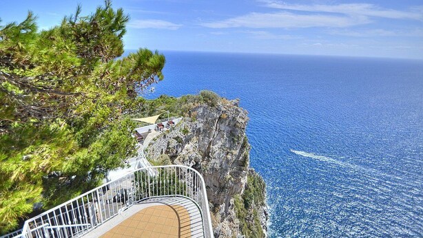 A coastal viewpoint with a staircase leading down to a beach, overlooking the sea. - Villa Flaviana: An elegant and welcoming three-story villa built sheer above the sea, with Free WI-FI. (Praiano)