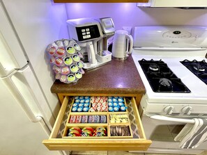 Fridge, microwave, oven, stovetop - 3Mins.Fort Bliss/Airport-Pet Friendly-Amenities Overload  (El Paso)