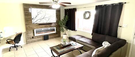 تلفزيون ذكي، مدفأة، ألعاب فيديو، كُتُب