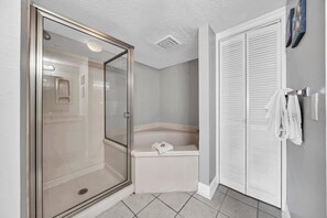 Bathtub, hair dryer, towels - 🦩Book Me Baby! Gulf-Front Condo With Sweeping Views 🦩 (Fort Walton Beach)